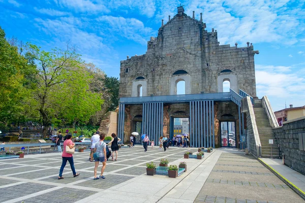 Macau, China - 11 mei 2017: ruïnes van Saint Pauls Cathedral, gebouwd van 1582 tot 1602 door de jezuïeten, werd verwoest door een brand tijdens een tyfoon in 1835 — Stockfoto