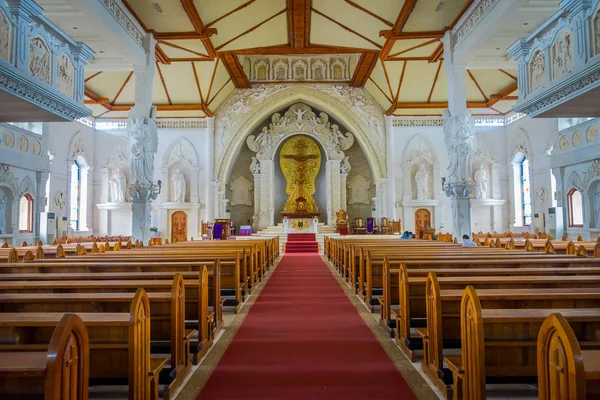 BALI, INDONESIA - 08 DE MARZO DE 2017: Vista desde el interior de la Katedral Roh Kudus, Iglesia Católica, ubicada en Denpasar, Indonesia — Foto de Stock