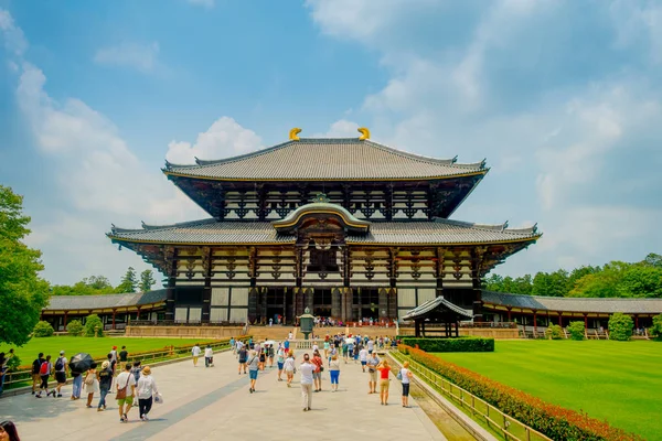 Nara, Giappone - 26 luglio 2017: Persone non identificate che camminano a Todai-ji significa letteralmente Tempio Grande Orientale. Questo tempio è un tempio buddista situato nella città di Nara — Foto Stock