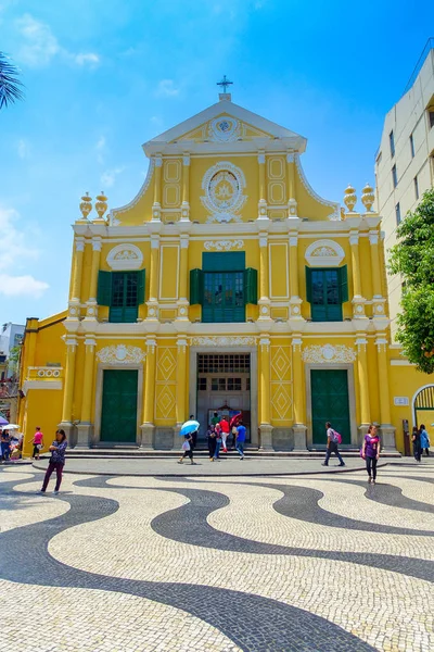 MACAU, CHINA- 11 DE MAYO DE 2017: Un pueblo no identificado caminando por la hermosa iglesia de Santo Domingo en Macao. Santo Domingo es una iglesia medieval en el casco antiguo de Macao — Foto de Stock