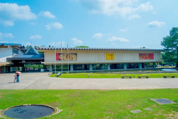 Nara, japan - 26. juli 2017: hölzerne gebäude am neter des nara parks, diese stadt ist ein bedeutendes touristenziel in japan — Stockfoto