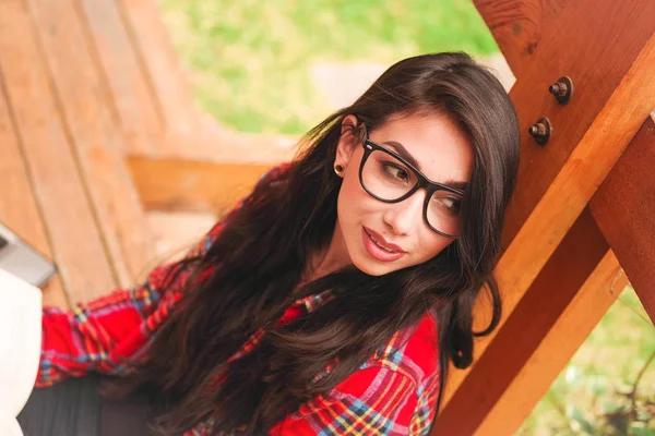 Gros plan d'une étudiante hipster cool portant des lunettes à l'extérieur, arrière-cour — Photo