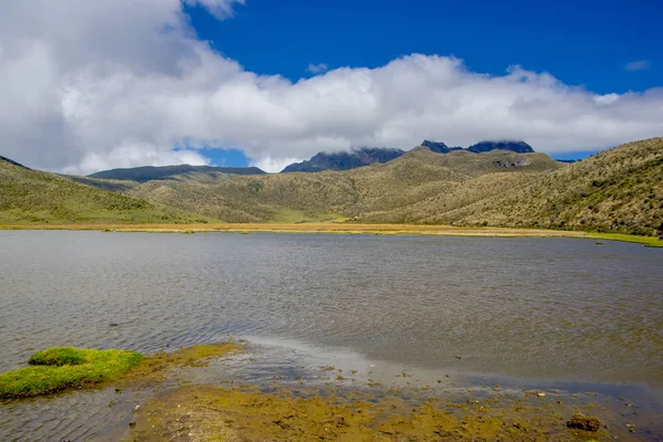 Lago incrível Limpiopungo, no Parque Nacional Cotopaxi — Fotografia de Stock