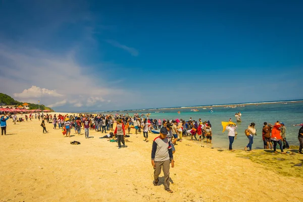 Bali, Indonésie - 11. března 2017: Neznámí lidé užívat krásný slunečný den v pandawa beach Pantai, v ostrově Bali, Indonésie — Stock fotografie