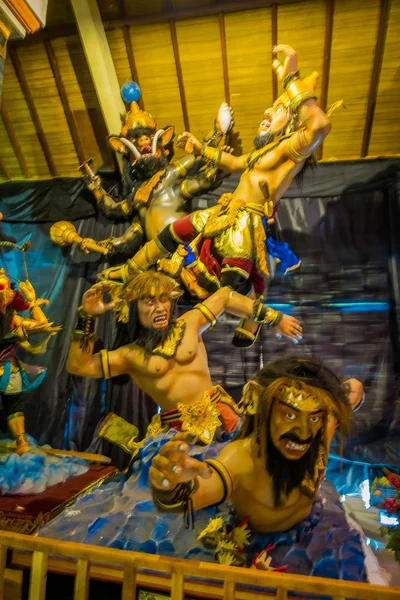 BALI, INDONESIA - 08 DE MARZO DE 2017: Impresionante estructura hecha a mano, estatua de Ogoh-ogoh construida para el desfile de Ngrupuk, que tiene lugar en el mismo día de Nyepi en Bali, Indonesia. Unas vacaciones hindúes marcadas por — Foto de Stock
