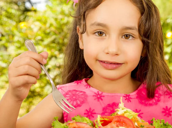 Close up van mooi meisje, voorbereidingen voor een gezonde salade eet en drink een glas water, in een tuin achtergrond — Stockfoto