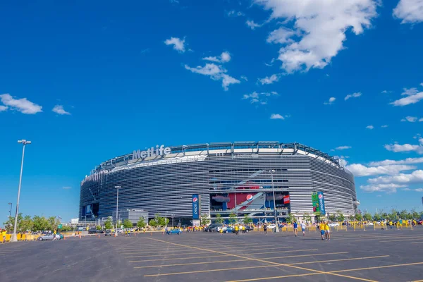 NEW YORK, USA - 22 NOVEMBRE 2016: fan ecuadoriani non identificati che camminano per entrare al Metlife Stadium per vedere la partita di calcio a New York Usa — Foto Stock