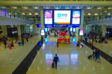 Hong Kong, Çin - 26 Ocak 2017: Yolcular Havaalanı ana lobide Hong Kong, Çin. Hong Kong Havaalanı 70 milyondan fazla yolcu / yıl işleme