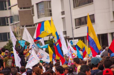 Quito, Ekvator - 7 Nisan 2016: Ekvador ve beyaz bayrak Başkan adayı Guillermo Kement ve hükümet protesto anti sırasında gazeteciler Shyris caddede destekleyen insanların kalabalık