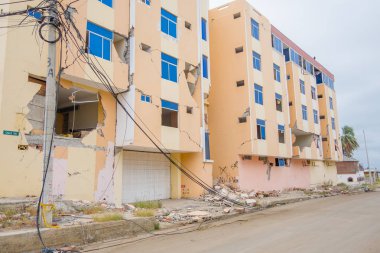 Manta, Ekvador - 11 Mayıs 2017: 7,8 Richter ölçeğinde tarafından 16th Nisan 2016, Güney Amerika, Manta Ekvador ölçme güçlü bir deprem sırasında bina kısmi yok