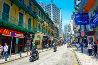 Makao, Çin - 11 Mayıs 2017: Macau, Ruins of St. Pauls, Macau bulunan, sokaklarında yürürken bir Tanımlanamayan kişi