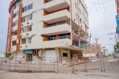 Manta, Ekvador - 11 Mayıs 2017: 7,8 Richter ölçeğinde tarafından 16th Nisan 2016, Güney Amerika, Manta Ekvador ölçme güçlü bir deprem sırasında bina kısmi yok