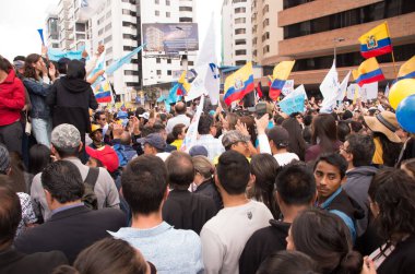 Quito, Ekvator - 7 Nisan 2016: Ekvador ve beyaz bayrak Başkan adayı Guillermo Kement ve hükümet protesto anti sırasında gazeteciler Shyris caddede destekleyen insanların kalabalık