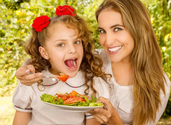 Mother and daughter having fun eating a healthy launch — Stock Photo, Image