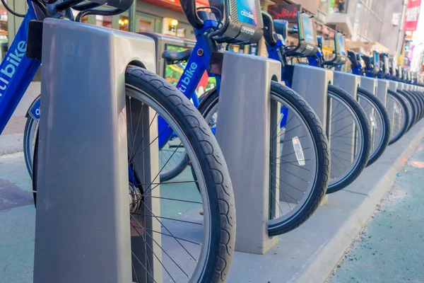 Νέα Υόρκη, ΗΠΑ - Νοέμβριος 22, 2016: Κλείσιμο της ενοικίασης ποδηλάτων στην πλατεία Times που σταθμεύουν σε μια γραμμή στο δρόμο στην Νέα Υόρκη ΗΠΑ — Φωτογραφία Αρχείου