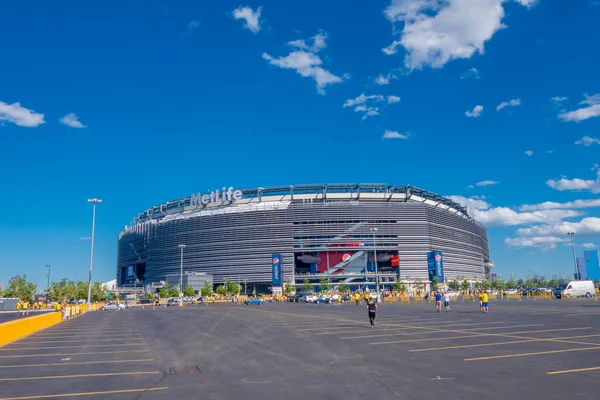 NEW YORK, USA - 22 NOVEMBRE 2016: fan ecuadoriani non identificati che camminano per entrare al Metlife Stadium per vedere la partita di calcio a New York Usa — Foto Stock