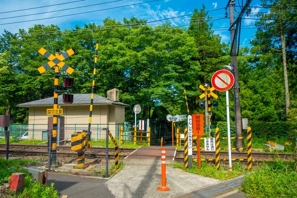 Hakone, Japán - 2017. július 02.: Óvakodj a jeleket, mielőtt a vasúti Hakone Tozan kábel vonat line Gora állomáson, Hakone, Japán — Stock Fotó