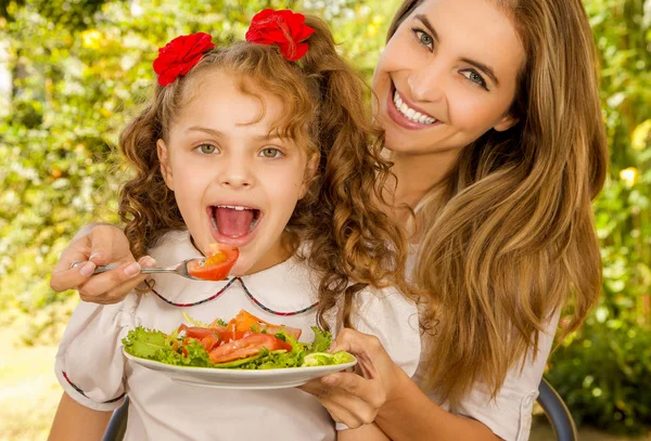 Anne ve kızı sağlıklı bir başlatmak yeme eğleniyor