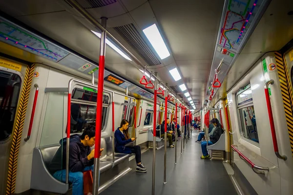 Hong Kong, Çin - 26 Ocak 2017: Metro, insanların yaşam tarzı arka plan içinde tren tanımlanamayan kişi
