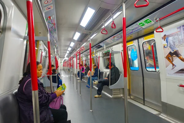 Hong Kong, Çin - 26 Ocak 2017: Metro, insanların yaşam tarzı arka plan içinde tren tanımlanamayan kişi