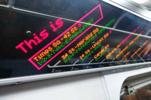 NOVA IORQUE, EUA - NOVEMBRO 22, 2016: Sinal informativo de paradas de trem em trem de metrô Times Square em Nova York — Fotografia de Stock