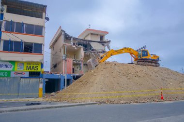 Manta, Ekvador - 11 Mayıs 2017: bir güç tarafından 16 Nisan 2016 deprem ölçme 7,8 Richter ölçeğine göre Güney Amerika, Manta Ekvador sırasında tahrip binalar dinlenirken kaldırma kürek