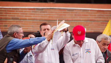 Quito, Ekvator - 7 Nisan 2016: Andres Paez insanlarla ve seçim dolandırıcılık, onun elleri deliller içinde tutan polis Closeup muhalefet lideri ve hükümet protesto anti sırasında gazeteciler 