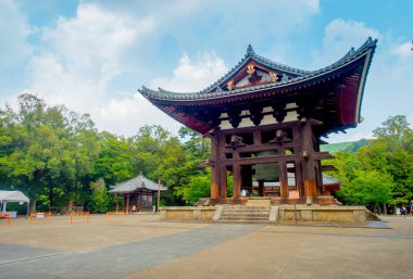 Nara, Japonya - 26 Temmuz 2017: Eski geleneksel mimari ve Nigatsu-do, Todai-ji Tapınağı, Nara sokakta