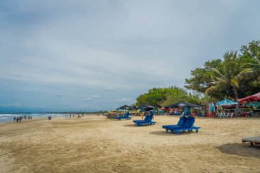 Bali - Endonezya 08 Mart 2017: Geç öğleden sonra düşük Tide turist Legian Beach üzerinde geziniyor