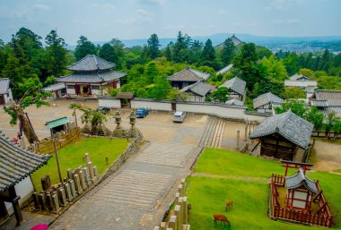 Nara, Japonya - 26 Temmuz 2017: Eski geleneksel mimari ve Nigatsu-do, Todai-ji Tapınağı, Nara sokakta