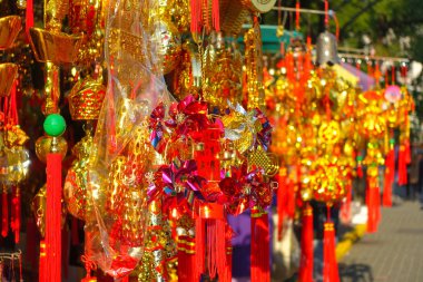 Hong Kong, Çin - 22 Ocak 2017: Wong Tai Sin Budist tapınağı dua, Hong Kong, Çin için enter, renkli hediyeler