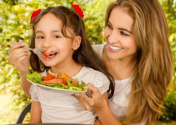 आई आणि मुलगी निरोगी प्रक्षेपण खाणे मजा येत — स्टॉक फोटो, इमेज