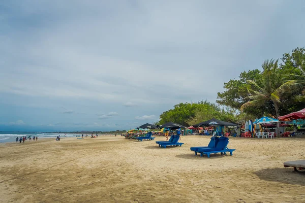 Bali- indonesien märz 08 2017: spätnachmittag bei Ebbe spazieren touristen am strand von legian — Stockfoto