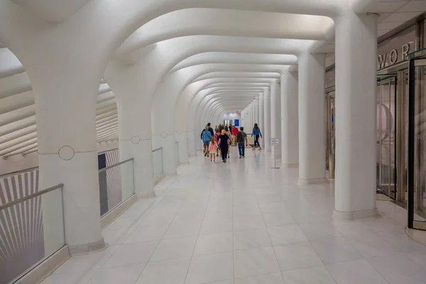 NUEVA YORK, EE.UU. - 05 DE MAYO DE 2017: Multitudes de pasajeros pasan bajo la forma arquitectónica distintiva del centro de transporte Oculus en Nueva York —  Fotos de Stock