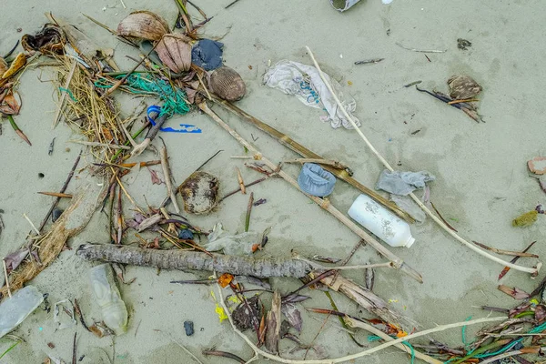 Загрязнение пляжа гарважем и мусором на пляже наносит ущерб окружающей среде на острове Муйне в Эквадоре — стоковое фото