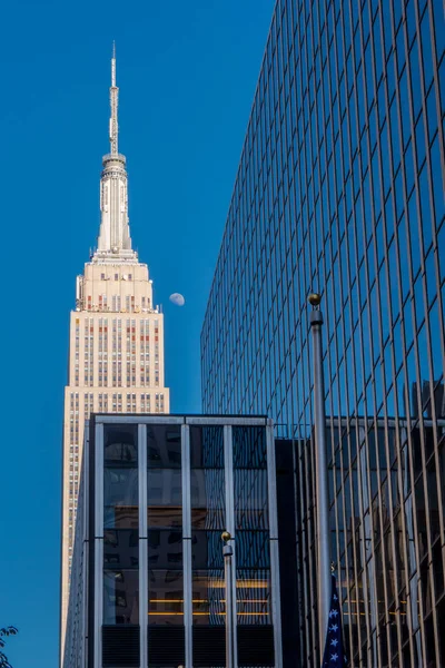 New York, ABD - 22 Kasım 2016: 1972, ay ile 1931 fazla 40 yıl için bina en yüksek dünyalar olarak durdu ile arka planda bina Empire state Binası,