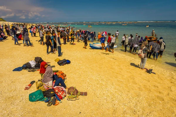 Bali, Endonezya - 11 Şubat 2017: Bali Adası, Endonezya beach Pantai pandawa güzel güneşli günde zevk tanımlanamayan kişi — Stok fotoğraf