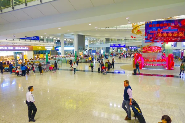 Hongkong, Kina - 26 januari 2017: Passagerare i huvudlobbyn flygplats i Hong Kong, Kina. Den Hong Kong flygplatsen hanterar mer än 70 miljoner passagerare per år — Stockfoto