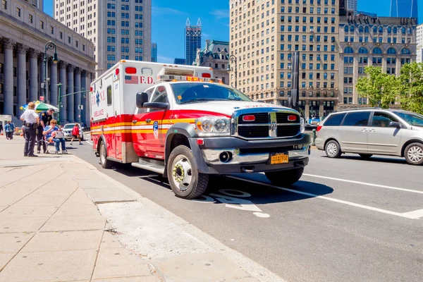 NEW YORK, USA - 22 NOVEMBRE 2016 : Des personnes non identifiées dans la rue avec des ambulanciers qui prodiguent les premiers soins à une vieille femme en fauteuil roulant, à New York USA — Photo