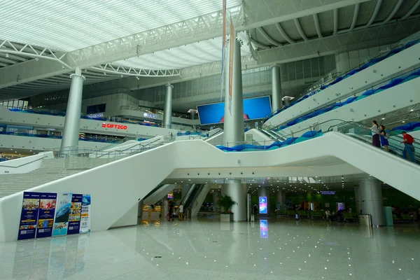 Shenzhen, Kina - 11 maj 2017: en oidentifierade personer som använder mekaniker trappan inne i den fantastiska byggnaden arkitekturen av terminal färjan i staden shenzhen Kina — Stockfoto