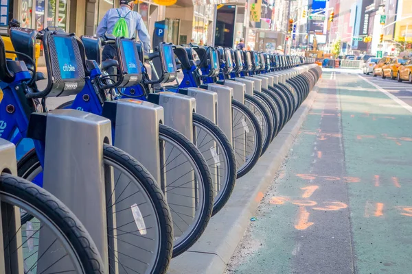 New York, ABD - 22 Kasım 2016: Close up Bisiklet Kiralama Times Meydanı nda Park üst üste New York'ta ABD sokakta