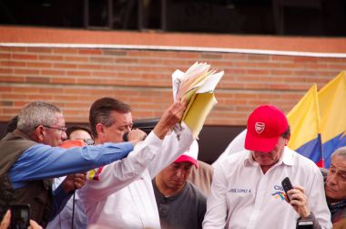 Quito, Ekvator - 7 Nisan 2016: Andres Paez insanlarla ve seçim dolandırıcılık, onun elleri deliller içinde tutan polis Closeup muhalefet lideri ve hükümet protesto anti sırasında gazeteciler 