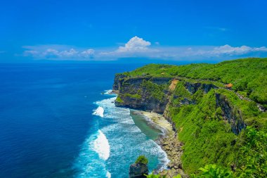 Sarp uçurum ve okyanus Bali, Endonezya Uluwatu adlı muhteşem görünümü