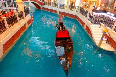Makao, Çin - 11 Mayıs 2017: bir gezi Venetian Resort Hotel ve Casino içinde güzel lüks otel Venedik gondol sahip bir kimliği belirsiz adam