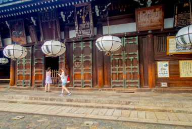 Nara, Japonya - 26 Temmuz 2017: Güzel beyaz fener Todaiji Nigatsudo tapınak: Nara, Japan, büyük Buda koridorda. Nigatsu-do bir keşiş tarafından 752 Sanetada adıyla kurulmuştur.