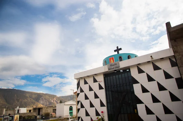 키토, 에콰도르-5 월 23 일, 2017: 묘지 샌 안토니오 드 피 킨 차 매장 보관소와 전형적인 가톨릭 무덤을 보여주는 보기 — 스톡 사진