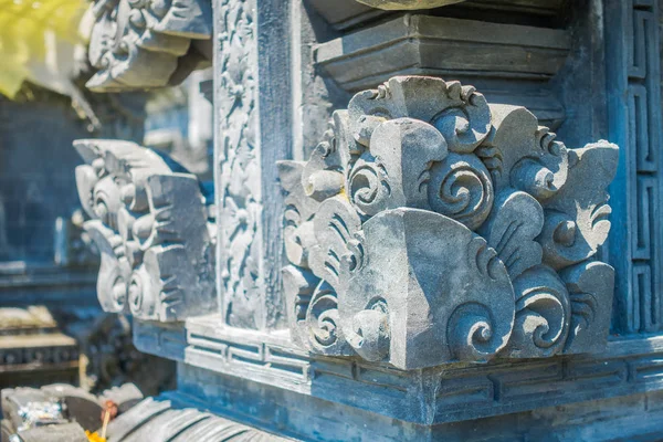 BALI, INDONESIA - 11 de marzo de 2017: Primer plano de una estructura apedreada en el templo de Uluwatu en la isla de Bali, Indonesia —  Fotos de Stock