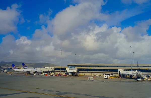 САН-ФРАНЦИСКО, КАЛИФОРНИЯ - 13 апреля 2014 года: Самолеты United Airlines в Терминале 3 международного аэропорта Сан-Франциско . — стоковое фото