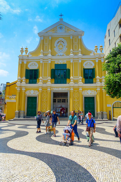 МАКАУ, КИНА - 11 мая 2017 года: Неизвестные люди ходят по красивой церкви Святого Доминика в Макао. Святой Доминик - средневековая церковь в старом городе Макао
