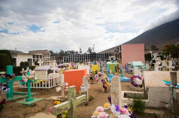 Quito, Ecuador - 23 maj 2017: utsikt över kyrkogården San Antonio de Pichincha, visar typiska katolska gravar med stora gravstenar, mountain bakgrund — Stockfoto